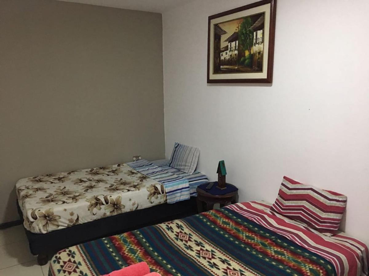 The Backpacker Hostal Ibarra Bagian luar foto