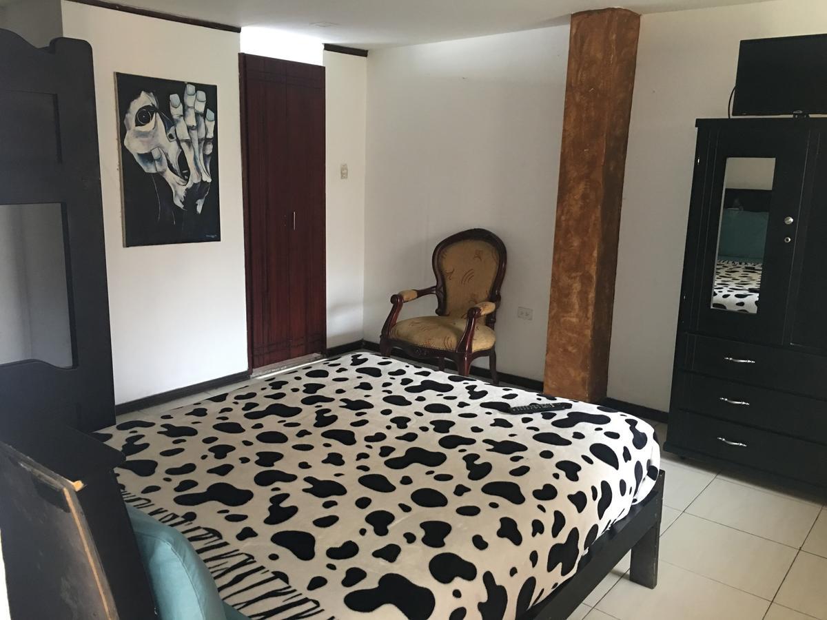 The Backpacker Hostal Ibarra Bagian luar foto